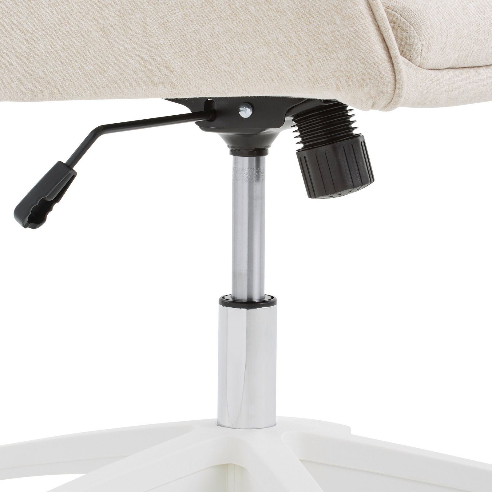 Nahaufnahme eines verstellbaren Homeoffice-Drehstuhls mit beigem Stoffbezug und weißem Fußgestell, seitliche Perspektive.