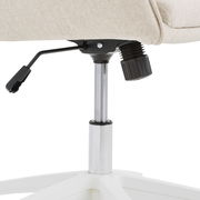 Nahaufnahme eines verstellbaren Homeoffice-Drehstuhls mit beigem Stoffbezug und weißem Fußgestell, seitliche Perspektive.