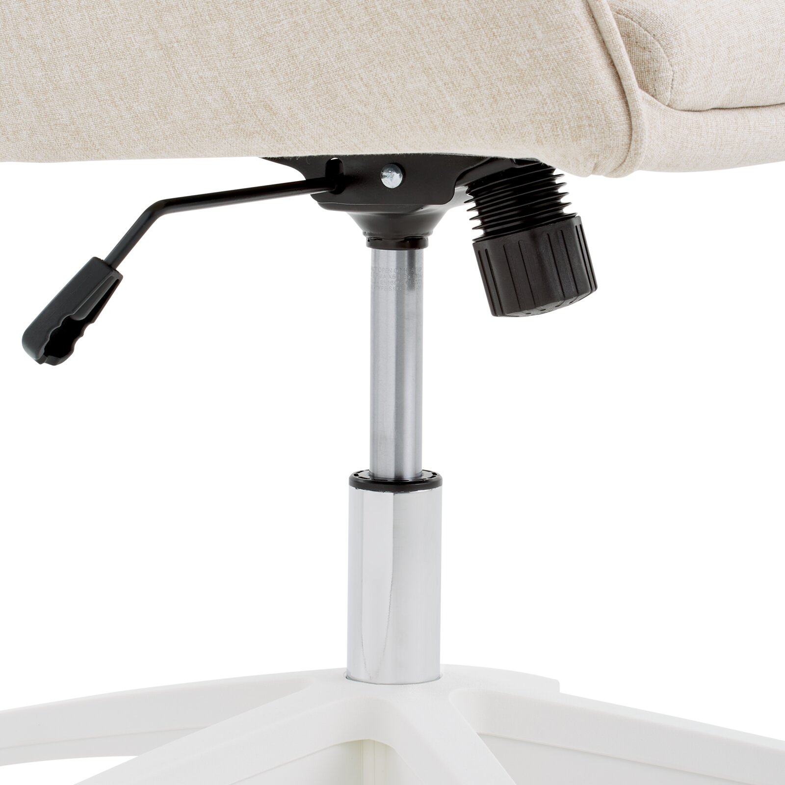 Close-up van een verstelbare draaistoel voor thuis, met een beige stoffen bekleding en een wit onderstel, gezien vanaf de zijkant.