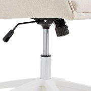 Close-up van een verstelbare draaistoel voor thuis, met een beige stoffen bekleding en een wit onderstel, gezien vanaf de zijkant.