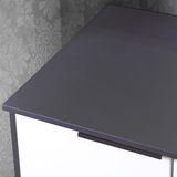 Nahaufnahme eines Waschtisch-Sets mit dunkler Oberfläche und modernem Design, von oben betrachtet.