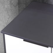 Nahaufnahme eines Waschtisch-Sets mit dunkler Oberfläche und modernem Design, von oben betrachtet.