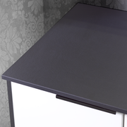 Nahaufnahme eines Waschtisch-Sets mit dunkler Oberfläche und modernem Design, von oben betrachtet.