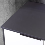 Nahaufnahme eines Waschtisch-Sets mit dunkler Oberfläche und modernem Design, von oben betrachtet.