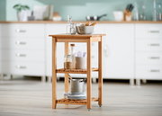 Holz-Servierwagen mit zwei Regalböden, gefüllt mit Küchenutensilien, in einer modernen Küche, seitliche Perspektive