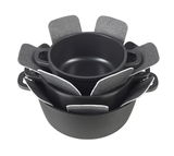 Dreiteiliges Topfset aus schwarzem Material, gestapelt mit grauen Schutzpolstern zwischen den Töpfen, Ansicht von oben.