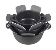 Dreiteiliges Topfset aus schwarzem Material, gestapelt mit grauen Schutzpolstern zwischen den Töpfen, Ansicht von oben.
