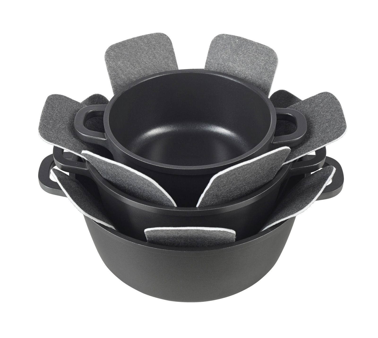 Dreiteiliges Topfset aus schwarzem Material, gestapelt mit grauen Schutzpolstern zwischen den Töpfen, Ansicht von oben.