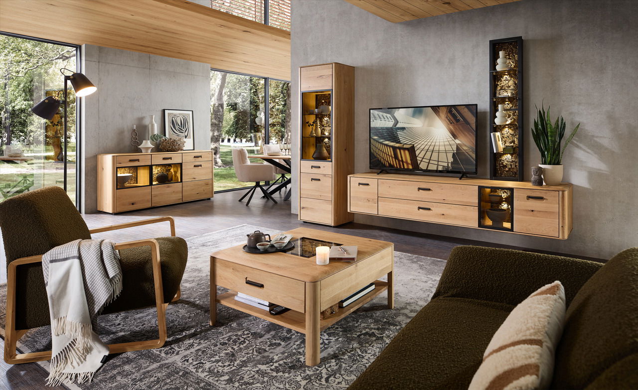 Moderner Couchtisch aus Holz in einem stilvollen Wohnzimmer, frontal von vorne betrachtet.