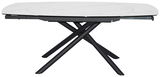 Moderner Esstisch mit weißer Marmoroptik-Tischplatte und schwarzen, überkreuzten Beinen, seitliche Perspektive