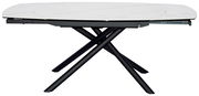 Moderner Esstisch mit weißer Marmoroptik-Tischplatte und schwarzen, überkreuzten Beinen, seitliche Perspektive