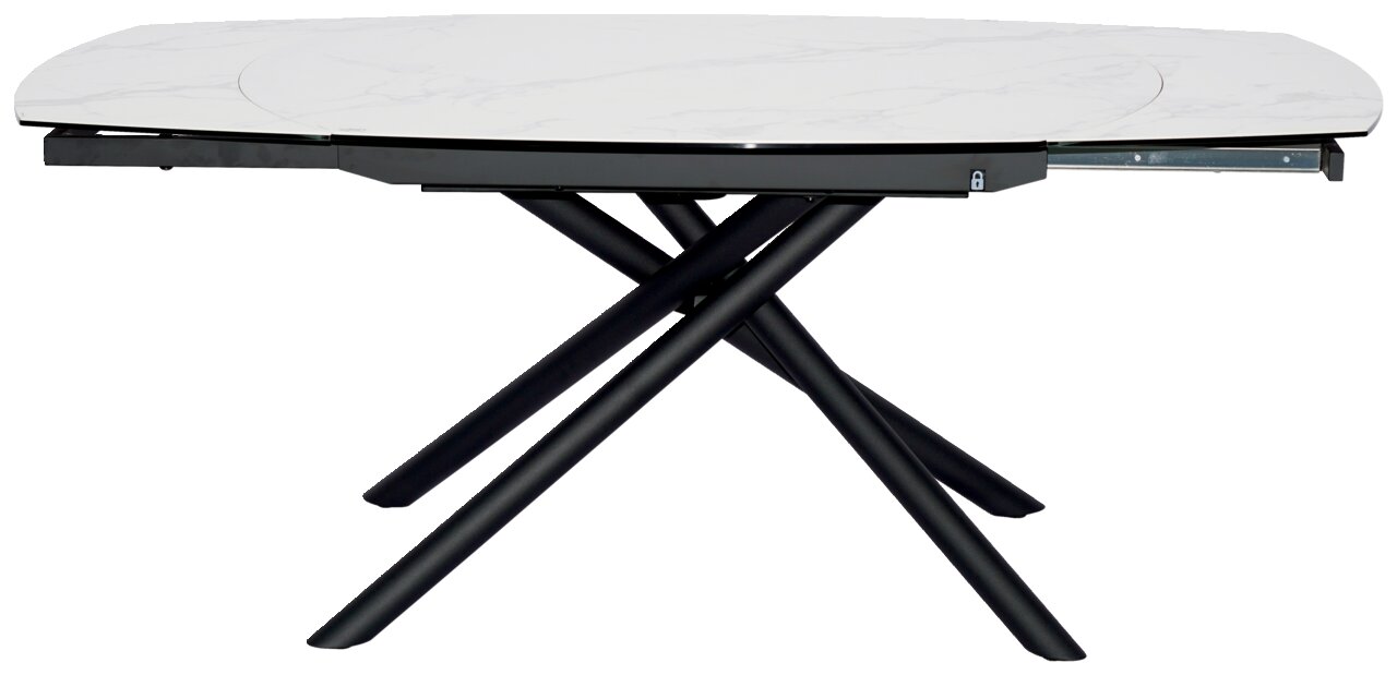 Moderner Esstisch mit weißer Marmoroptik-Tischplatte und schwarzen, überkreuzten Beinen, seitliche Perspektive