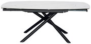 Moderner Esstisch mit weißer Marmoroptik-Tischplatte und schwarzen, überkreuzten Beinen, seitliche Perspektive