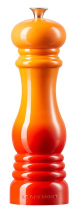 Pfeffermühle in ofenroter Farbe, frontal abgebildet mit glänzender Oberfläche und elegantem Design.