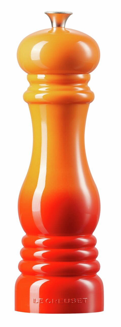 Pfeffermühle in ofenroter Farbe, frontal abgebildet mit glänzender Oberfläche und elegantem Design.