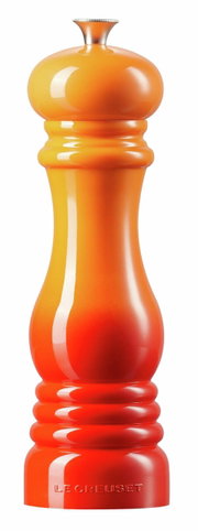 Pfeffermühle in ofenroter Farbe, frontal abgebildet mit glänzender Oberfläche und elegantem Design.
