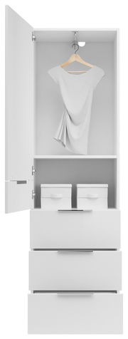 Weißer Stauraumschrank mit Schubladen, offene Tür zeigt Kleiderbügel mit Kleidung und zwei Boxen, frontale Ansicht
