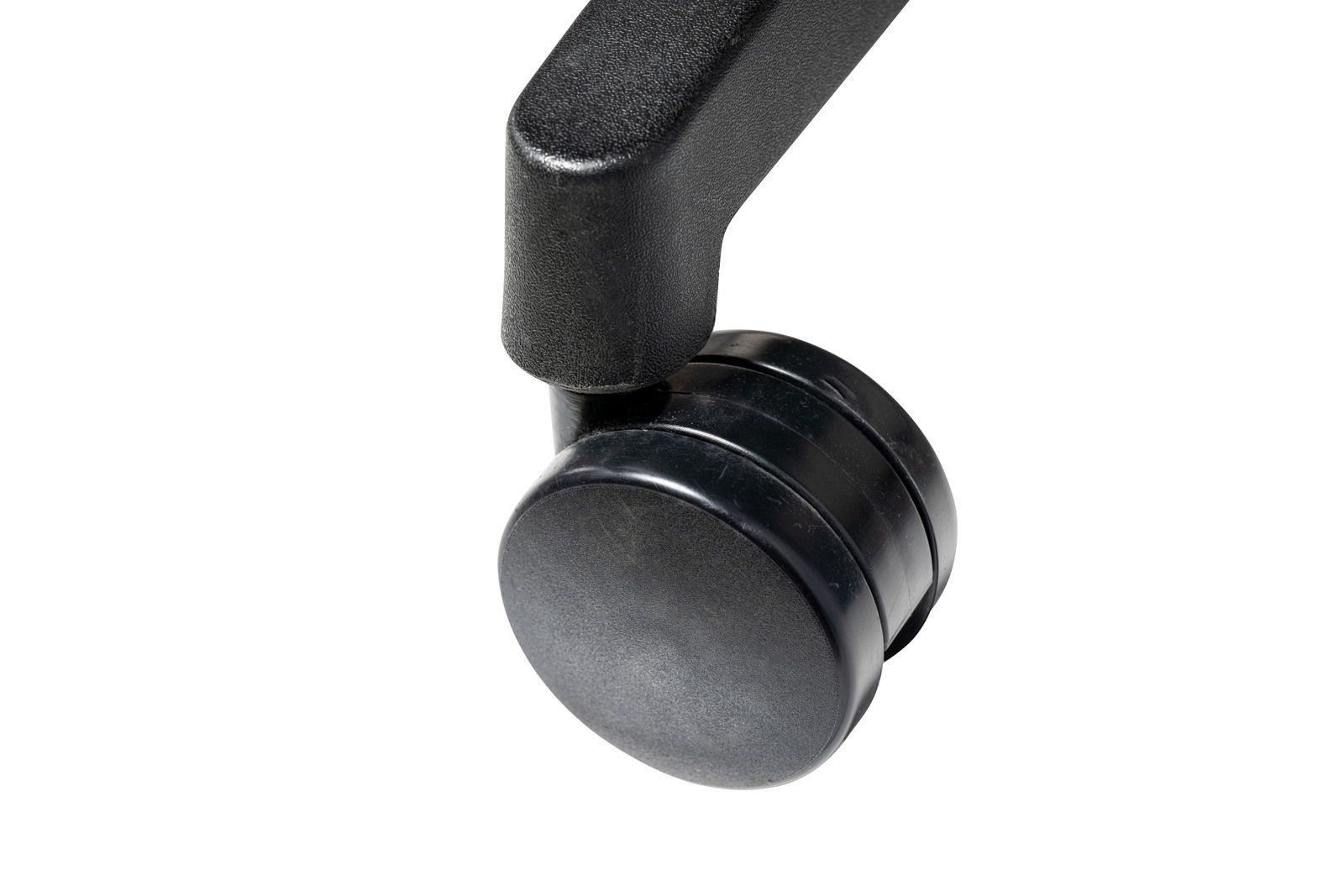 Nahaufnahme einer schwarzen Stuhlrolle von der Seite