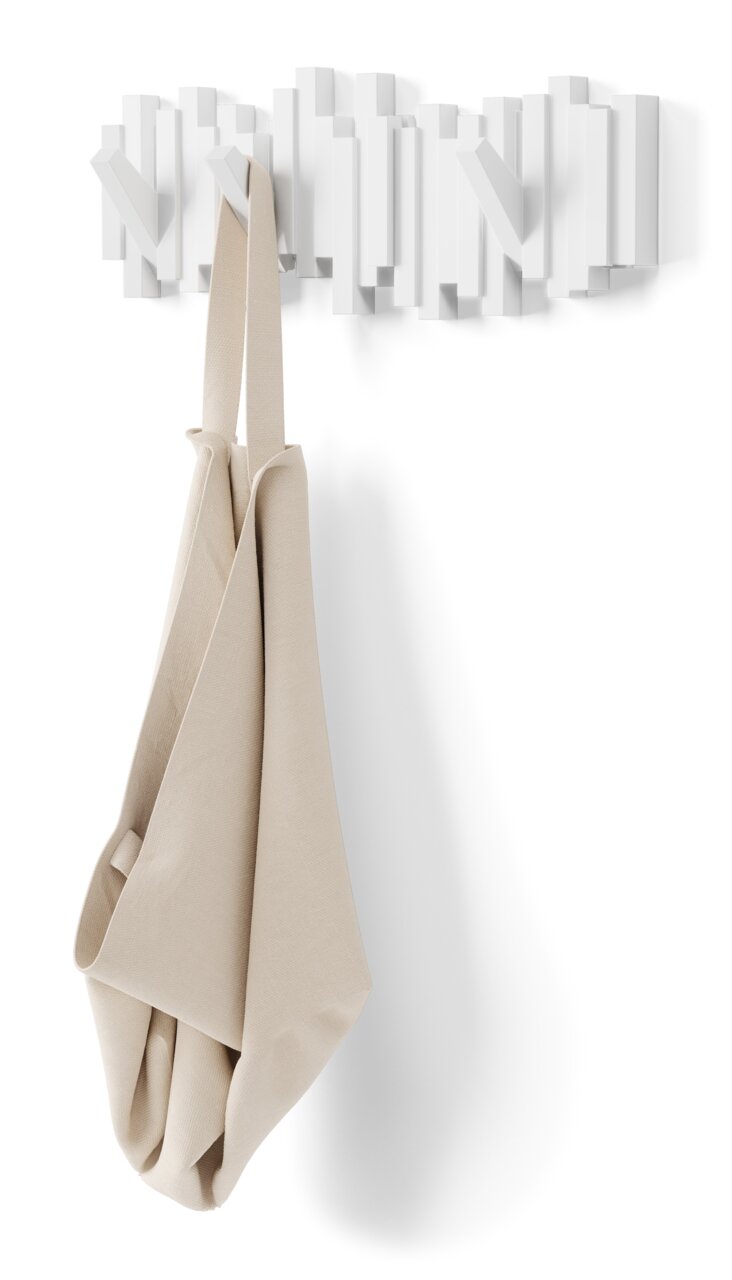 Moderne weiße Wandgarderobe mit geometrischem Design, frontal betrachtet, mit einem beigen Stoffbeutel daran hängend.