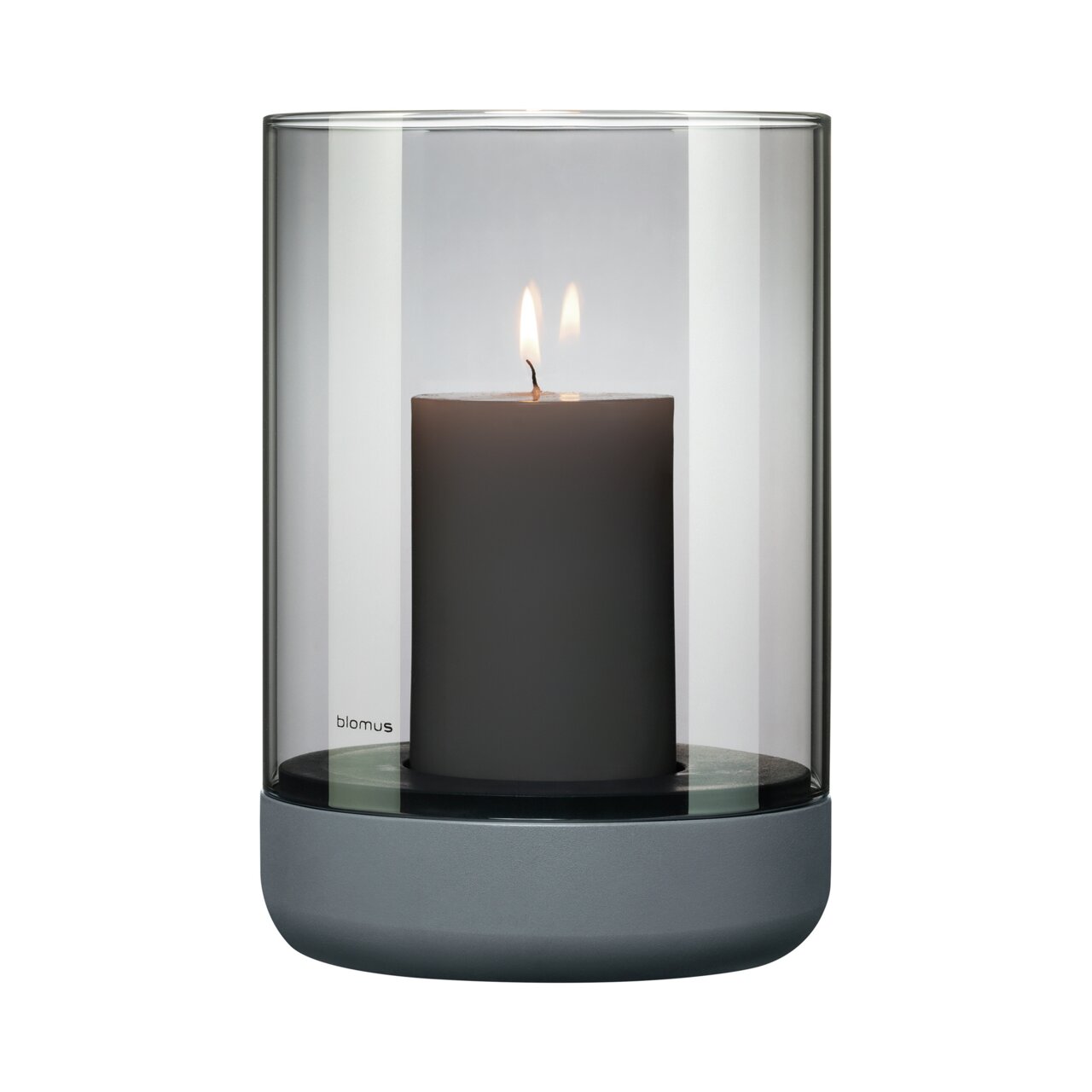 Windlicht CALMA in Steel Gray mit brennender Kerze, seitliche Perspektive