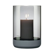 Windlicht CALMA in Steel Gray mit brennender Kerze, seitliche Perspektive