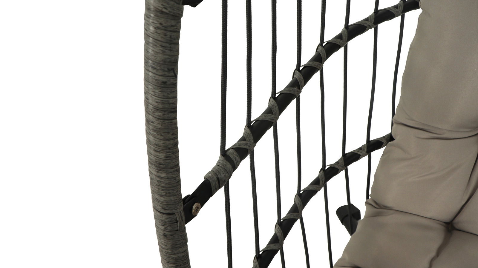 Nahaufnahme eines Hängesessels mit geflochtenem Rahmen und beigem Kissen, seitliche Perspektive