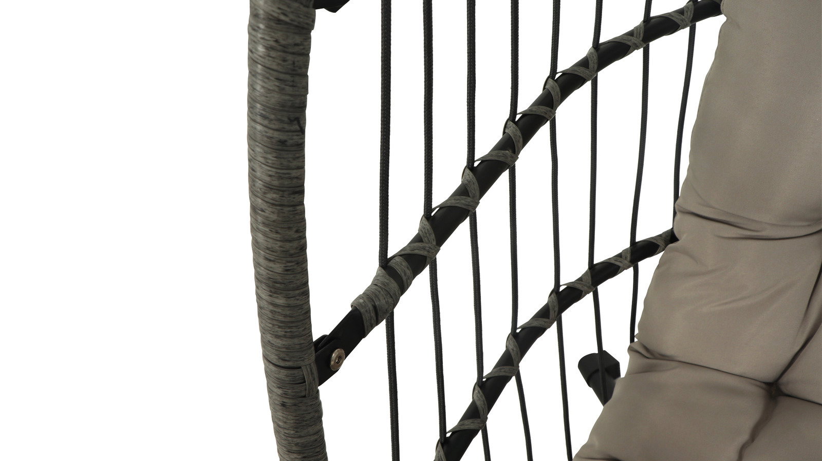 Nahaufnahme eines Hängesessels mit geflochtenem Rahmen und beigem Kissen, seitliche Perspektive