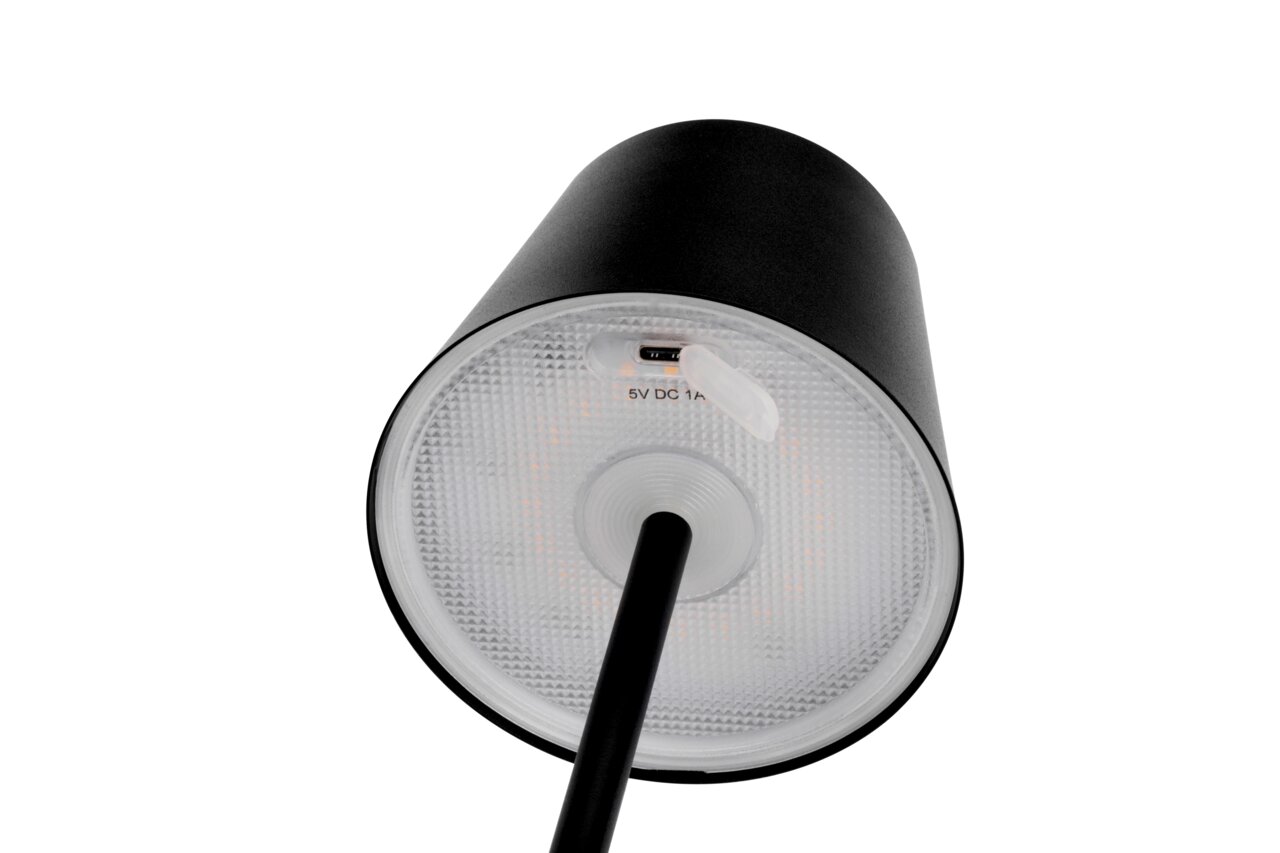 Unteransicht einer schwarzen Akku-Tischleuchte mit USB-Anschluss und strukturiertem Leuchtkörper.