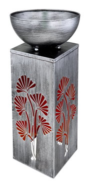 Silberne Solarleuchte mit floralem Muster, seitliche Perspektive