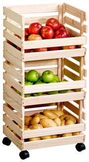 Holzregal mit drei Etagen, gefüllt mit roten Äpfeln, grünen Äpfeln und Kartoffeln, auf Rollen, seitliche Perspektive