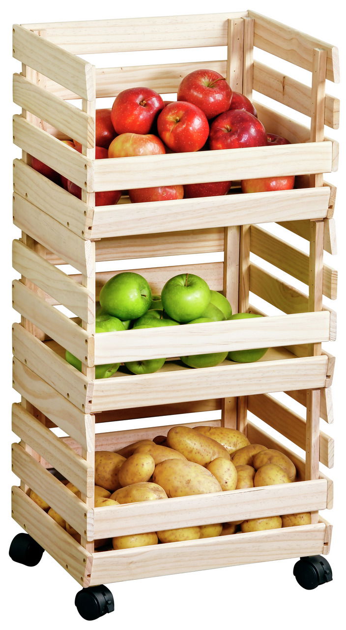Holzregal mit drei Etagen, gefüllt mit roten Äpfeln, grünen Äpfeln und Kartoffeln, auf Rollen, seitliche Perspektive