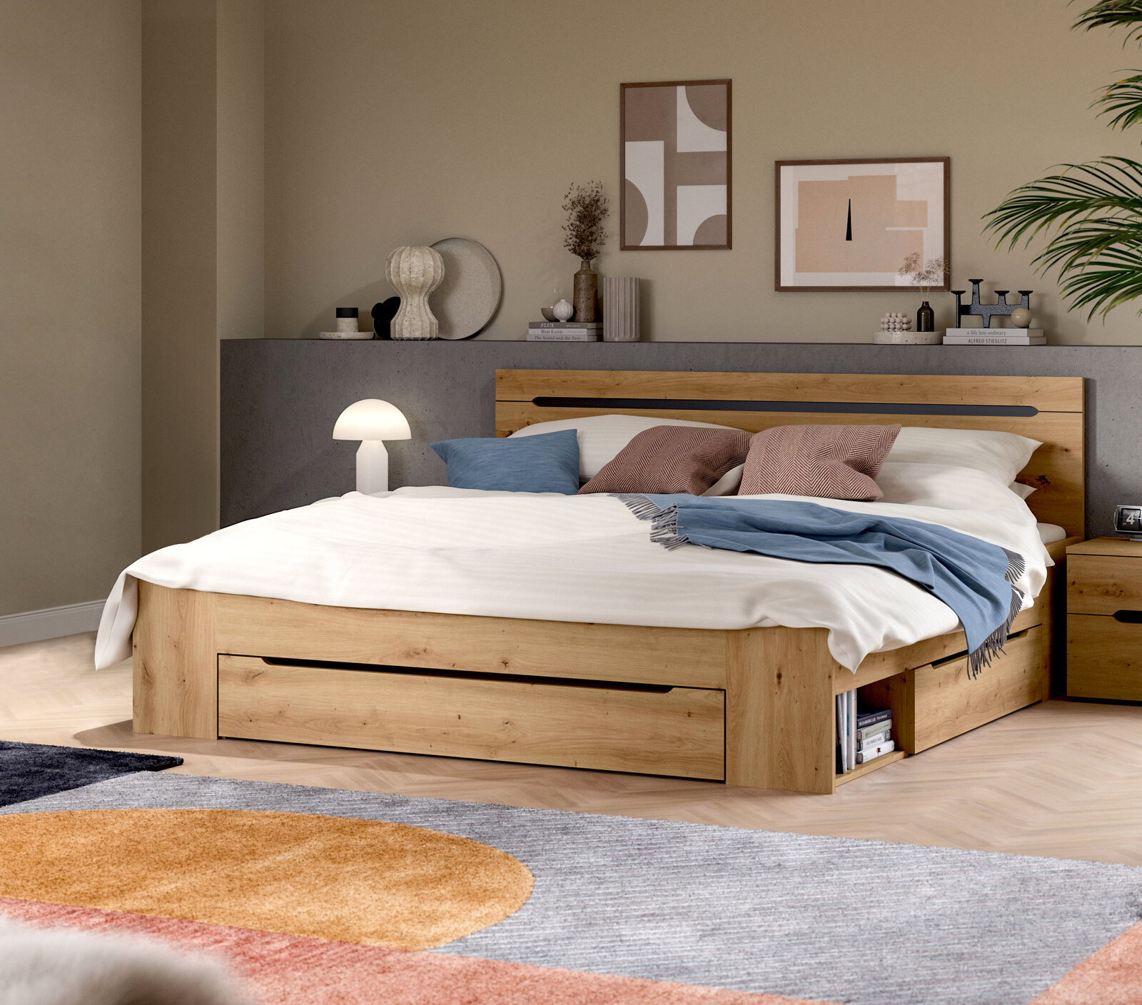 Modernes Holzbett in Eiche-Optik mit breitem Kopfteil, integrierter Schublade und offenem Seitenfach, weißer Bettwäsche und blauer Decke im Schlafzimmer, Perspektive: frontale leicht seitliche Ansicht