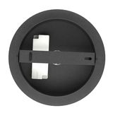 Ansicht von unten auf eine runde Hängeleuchte mit schwarzem Gehäuse und weißem Element.