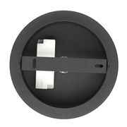 Ansicht von unten auf eine runde Hängeleuchte mit schwarzem Gehäuse und weißem Element.