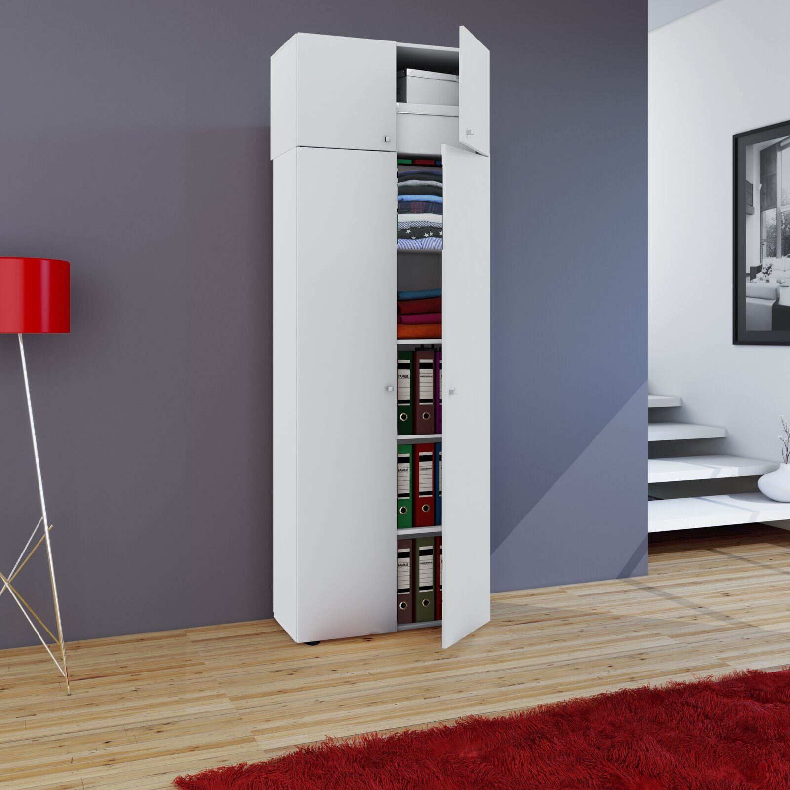 Weißer, hoher Mehrzweckschrank mit geöffneten Türen und sichtbaren Regalböden mit Ordnern und gefalteter Wäsche, in moderner Wohnumgebung; Perspektive: frontale Ansicht mit leichtem Blick von rechts.