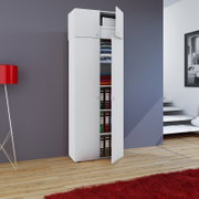 Weißer, hoher Mehrzweckschrank mit geöffneten Türen und sichtbaren Regalböden mit Ordnern und gefalteter Wäsche, in moderner Wohnumgebung; Perspektive: frontale Ansicht mit leichtem Blick von rechts.