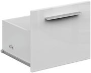 Weiße Schublade mit silbernem Griff, seitliche Perspektive