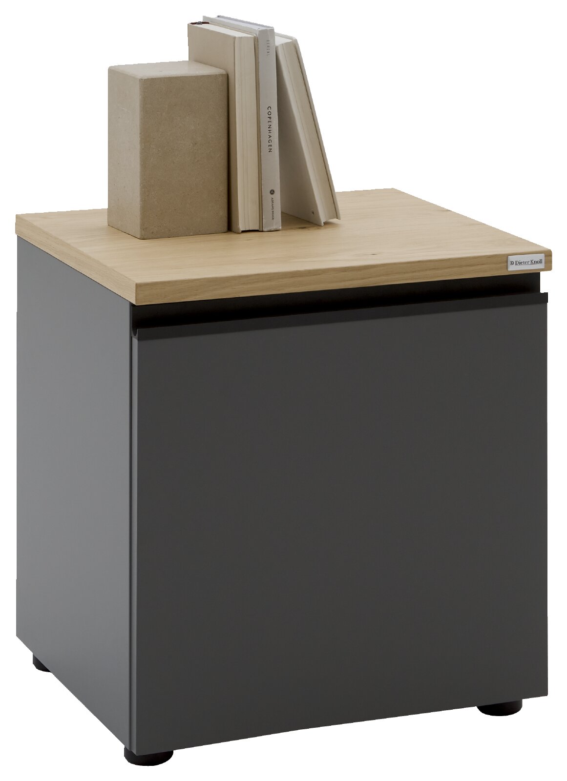 Moderner Nachttisch/Beistellschrank mit mattschwarzer Front und heller Holzplatte, oben mit Büchern und Deko-Box, Produktansicht in leichter Schrägansicht von vorne rechts.