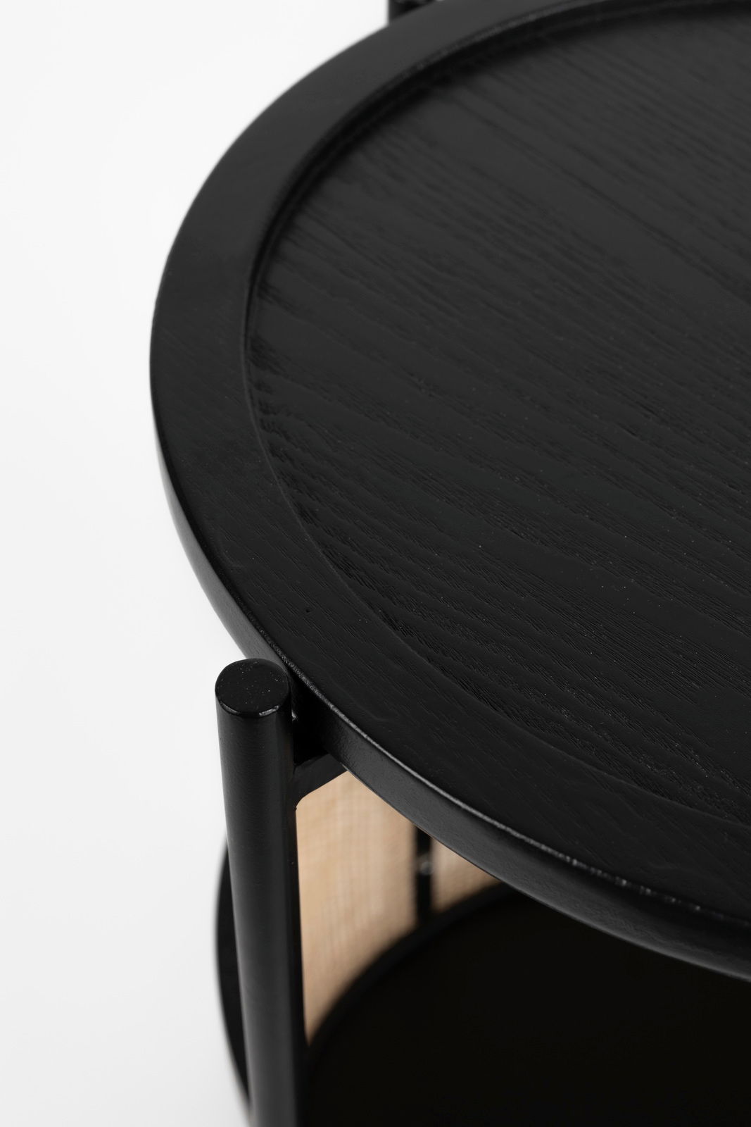 Nahaufnahme eines schwarzen Beistelltisches mit runder Tischplatte und vertikalen Stützen, seitliche Perspektive.