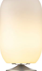 Tischlampe mit gebürstetem silbernen Sockel und einem leuchtenden, milchigen Lampenschirm, frontal aufgenommen.