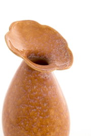 Nahaufnahme einer orangefarbenen Vase mit breitem, blütenförmigem Rand und glänzender Oberfläche.