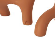 Nahaufnahme eines Kerzenhalters mit geschwungenem Design in Terrakotta-Farbe, seitliche Perspektive