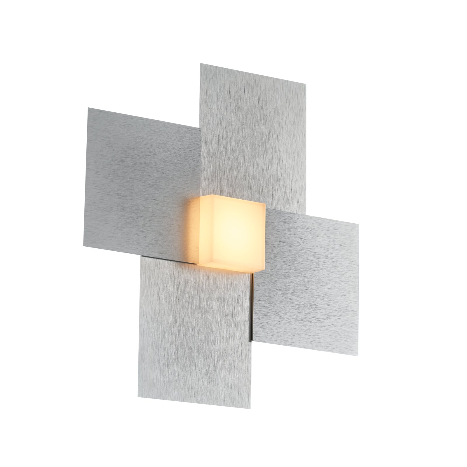 Moderne geometrische Wandleuchte aus gebürstetem Metall mit vier versetzten Paneelen und zentralem, warm leuchtendem Würfel, schräg von vorne dargestellt
