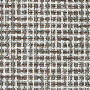 Nahaufnahme eines strukturierten Stoffmusters in Grau- und Weißtönen, verwendet für einen Armlehnstuhl.