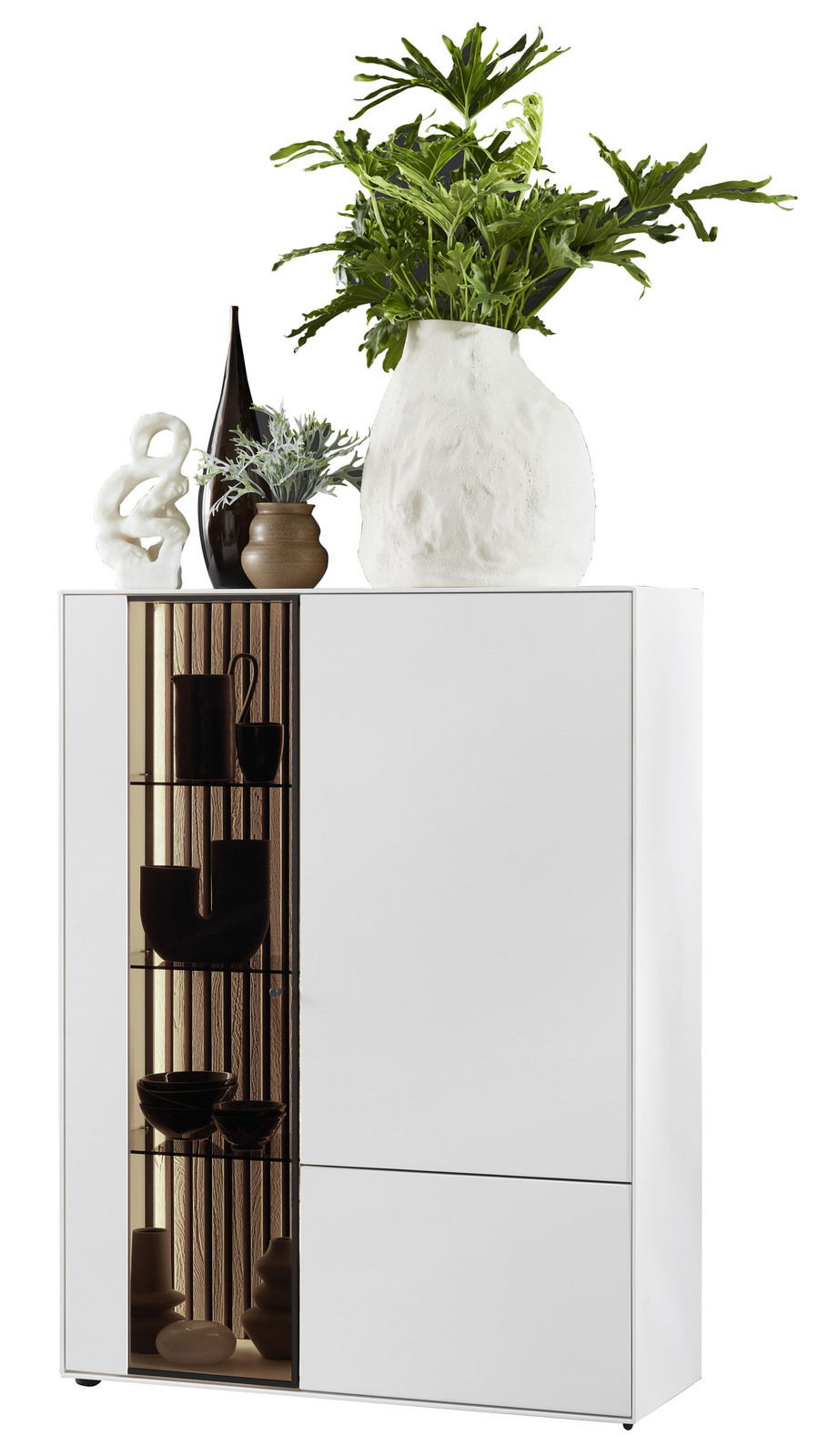 Weißes Highboard mit Glas links, dekoriert mit Vasen und Pflanzen, seitliche Perspektive.