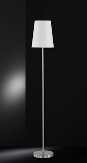 Moderne Stehleuchte mit weißem Lampenschirm und silbernem Standfuß, frontal abgebildet vor schwarzem Hintergrund.