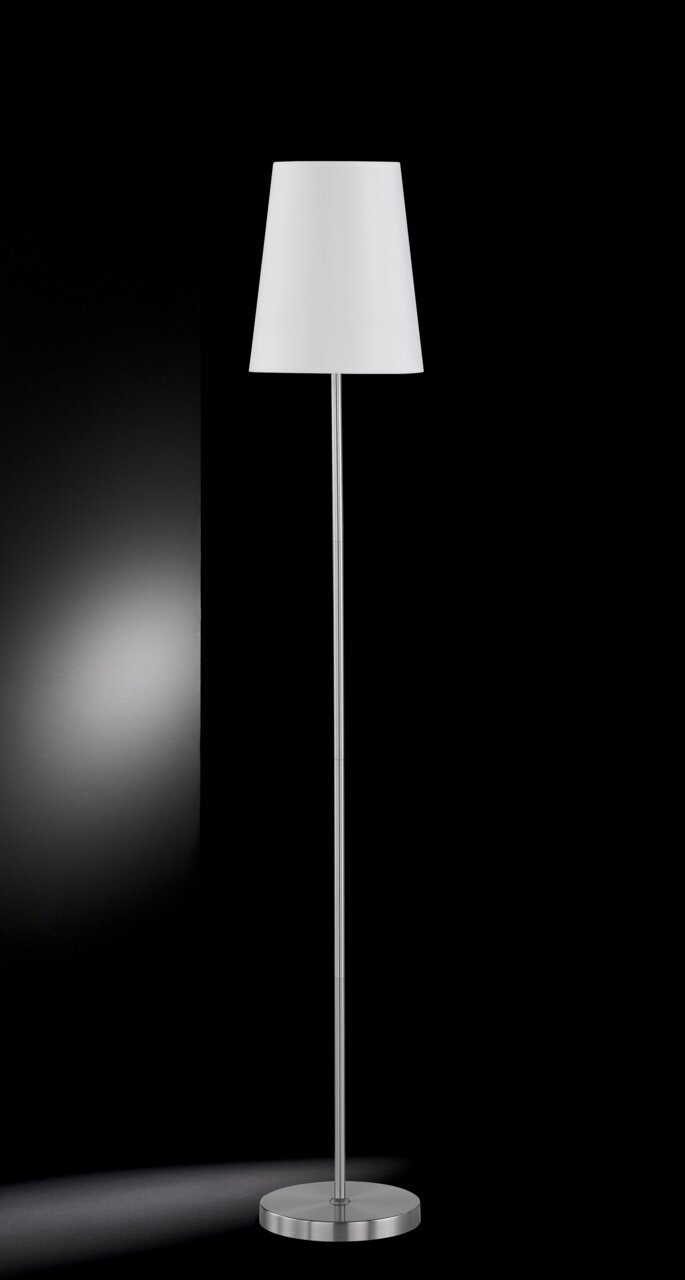 WOFI Leuchten Stehleuchte FYNN Moderne Stehleuchte mit weißem Lampenschirm und silbernem Standfuß, frontal abgebildet vor schwarzem Hintergrund.