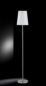 Moderne staande lamp met witte lampenkap en zilveren voet, frontaal afgebeeld tegen een zwarte achtergrond.