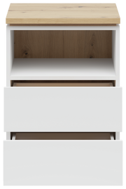 Frontansicht einer modernen Nachtkommode mit zwei offenen Schubladen und einem offenen Fach, weiße Fronten und eine Holzoberfläche.