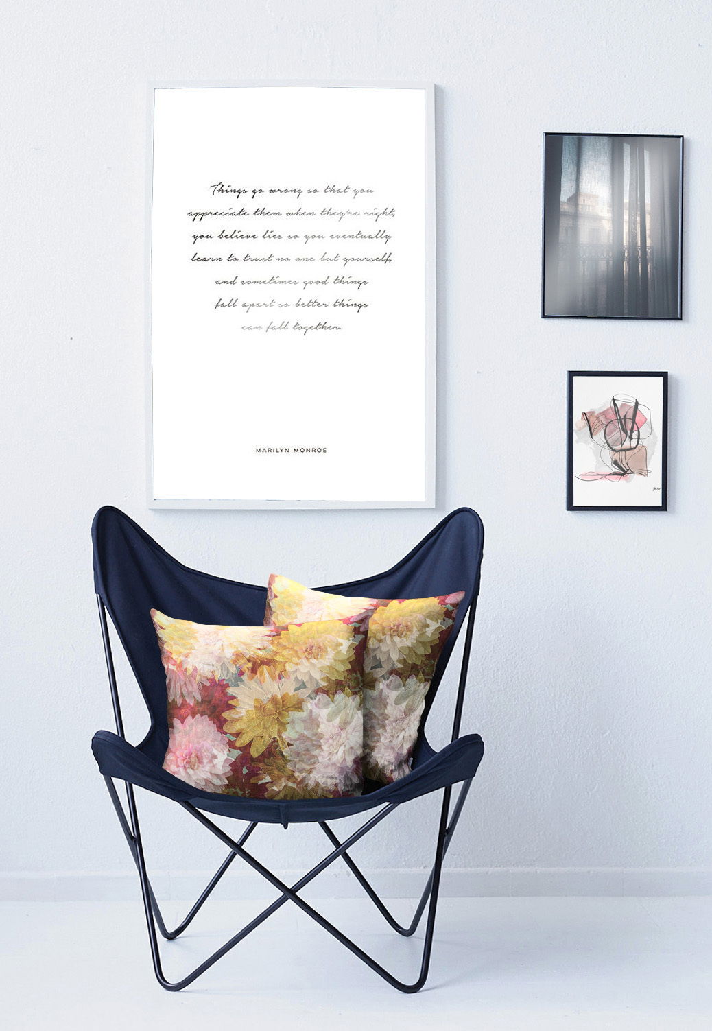 Zwei Kissenhüllen mit floralem Muster auf einem blauen Stuhl, seitliche Perspektive.